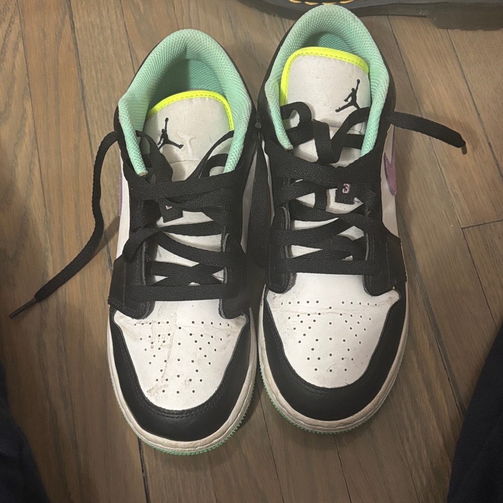 Nike Kids Black and White Sneakers with Green Accents
